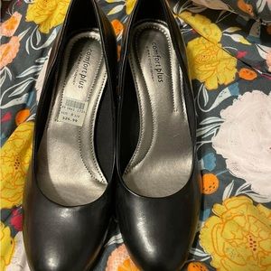 Black pumps. Size 8.5. Worn once to a wedding. Comfortable but I need flats.